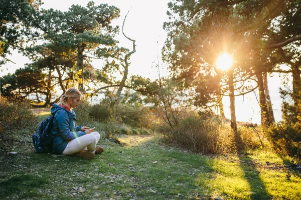 Mulher usando telefone na floresta — Fotografia de Stock