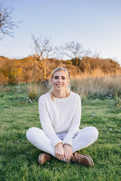 Frau sitzt auf dem Gras — Stockfoto