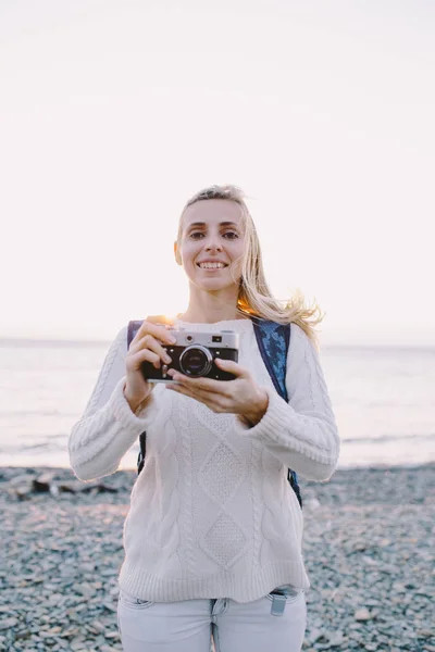 Kvinnan resenär med retro kamera — Stockfoto