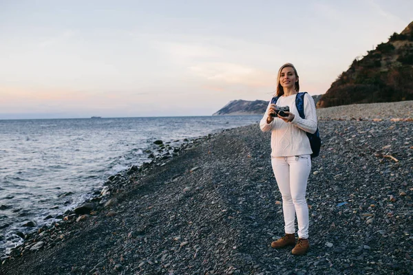 Woman traveler with retro camera — Stock Photo, Image