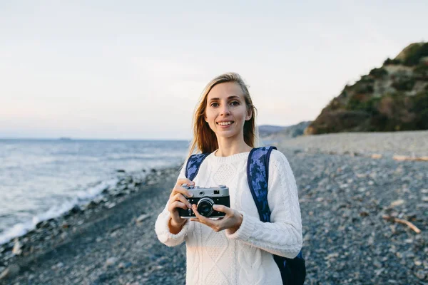 Femme Voyageur avec caméra rétro — Photo