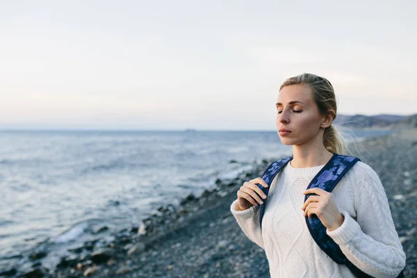 Молодая женщина путешественница, стоящая на берегу — стоковое фото