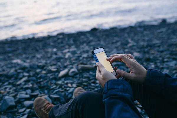 Mann benutzte Handy am Strand — Stockfoto