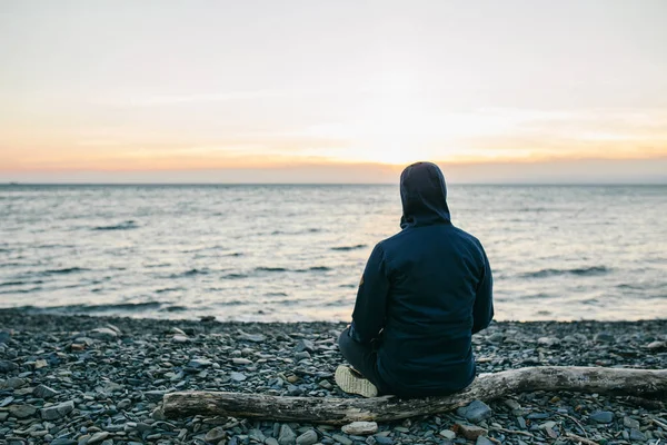 Man sitting on the beach — Stock Photo, Image