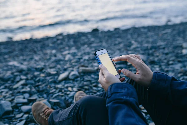 Mann benutzte Handy am Strand — Stockfoto