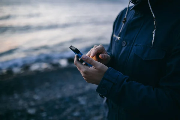 Mann benutzte Handy am Strand — Stockfoto