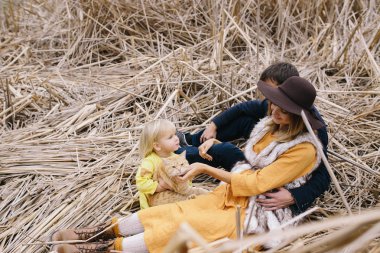 Kuru sazlar arasında genç aile
