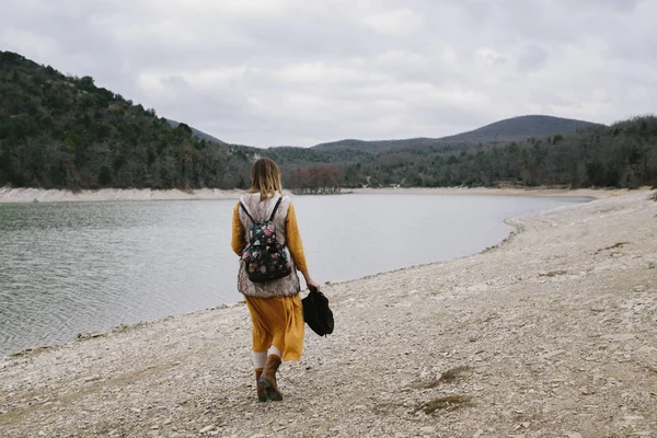 Jovem mulher na margem do lago — Fotografia de Stock