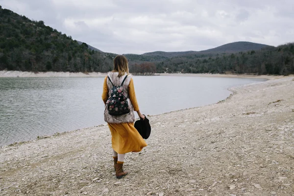 Młoda kobieta na brzegu jeziora — Zdjęcie stockowe