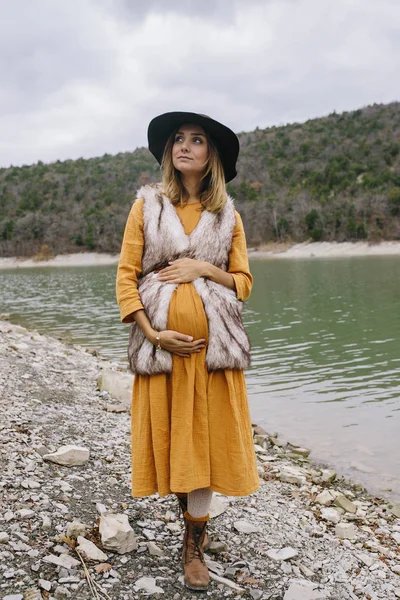 Mulher grávida na margem do lago — Fotografia de Stock