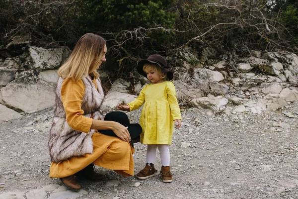 Madre con hija pequeña — Foto de Stock