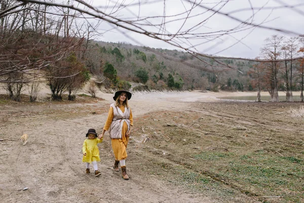 Mother with little daughter — Stock Photo, Image