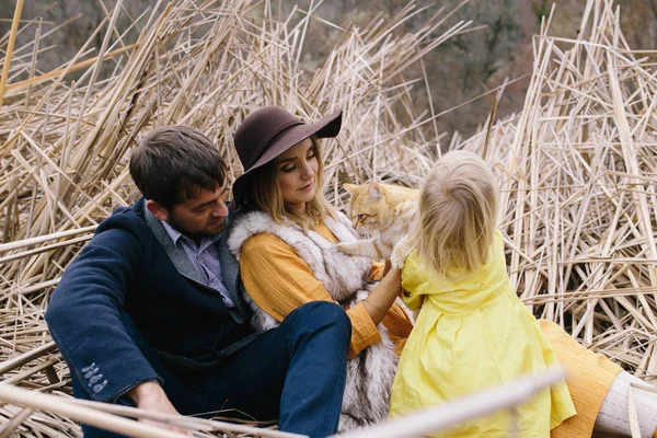 Kuru sazlar arasında genç aile