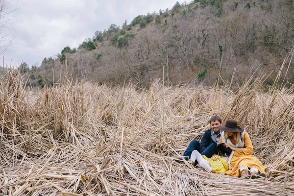 Família desfrutando de vida ao ar livre . — Fotografia de Stock