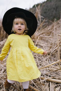 Sevimli küçük sarışın kız