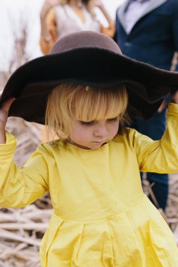 Sevimli küçük sarışın kız 