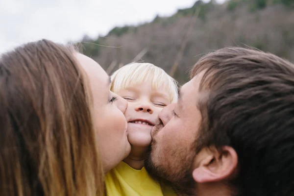 Glad ung familj utomhus. — Stockfoto