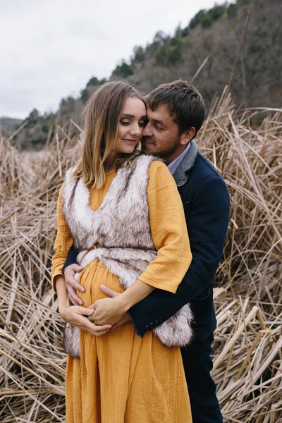 Man embraces and kisses the pregnant woman — Stock Photo, Image