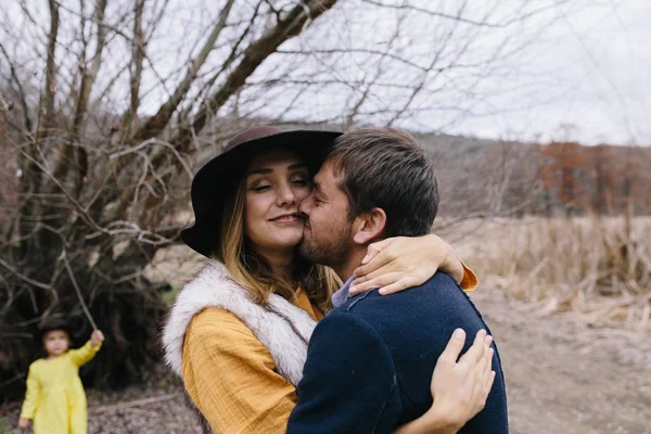 Couple heureux en plein air — Photo