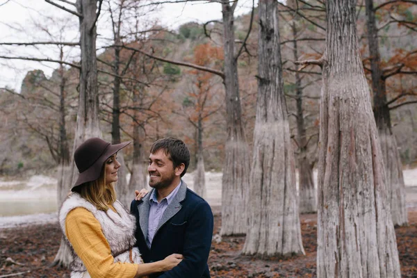 Hugging man and woman in park — Stock Photo, Image