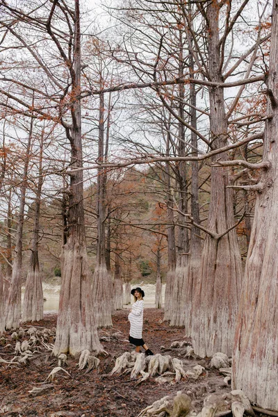 Mulher grávida no parque — Fotografia de Stock