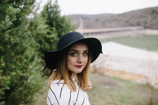 Hermosa mujer joven en un sombrero — Foto de Stock