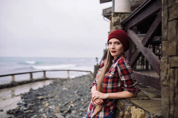 Donna in cappello bordeaux e camicia a quadri — Foto Stock