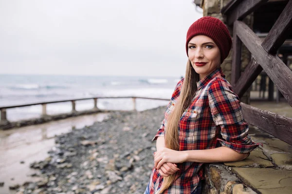 Femme en chapeau bordeaux et chemise à carreaux — Photo