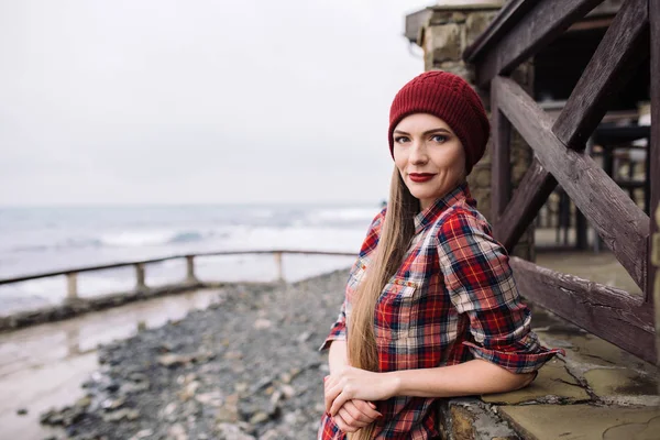 Женщина в бордовой шляпе и клетчатой рубашке — стоковое фото