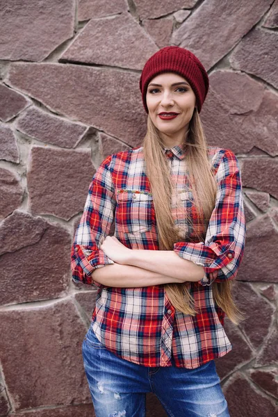 Kvinna i vinrött hatt och rutig skjorta — Stockfoto