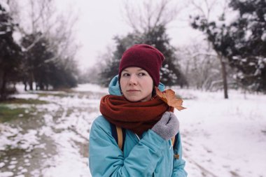 düşmüş yaprak tutan kadın