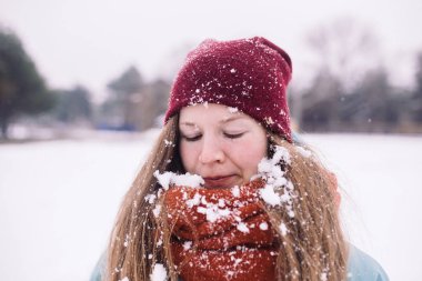 eşarp karda kadınla