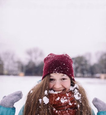 eşarp karda kadınla