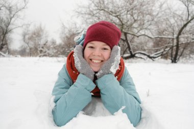 Karda eğlence genç bir kadın