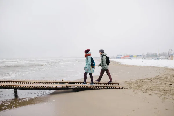 Para na plaży zima — Zdjęcie stockowe