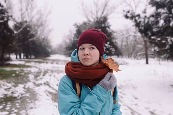 düşmüş yaprak tutan kadın