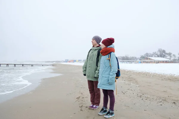 Para na plaży zima — Zdjęcie stockowe