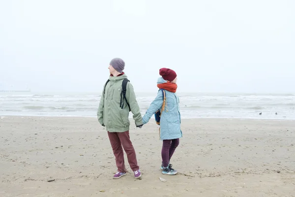 คู่รักบนชายหาดฤดูหนาว — ภาพถ่ายสต็อก