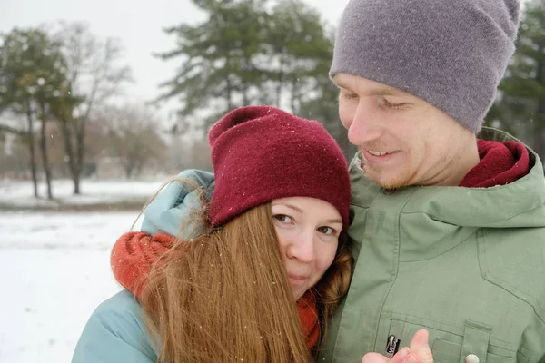 Heureux jeune couple — Photo