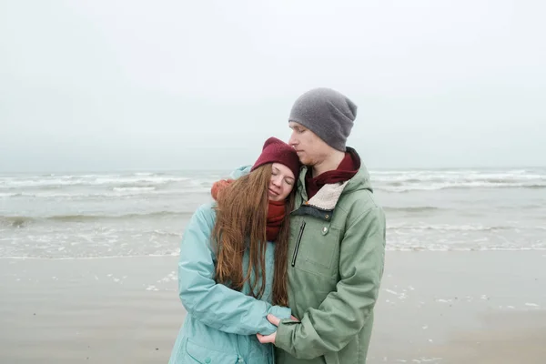 Pár na zimní beach — Stock fotografie