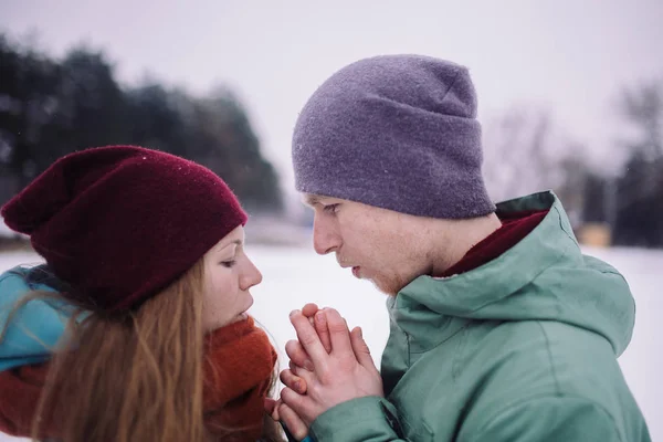 Heureux jeune couple — Photo