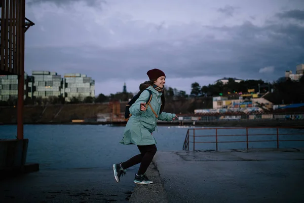 Mujer corriendo en la playa — Foto de Stock