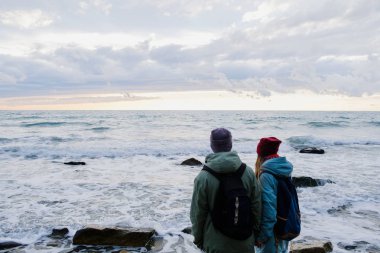 Çift fırtınalı denizde görünüyor