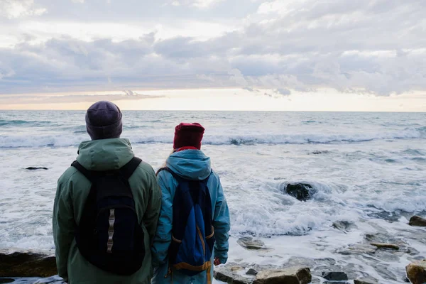 Couple looks at the stormy sea — Stock Photo, Image