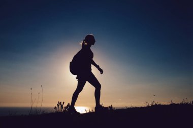 Sırt çantalı genç bayan turist