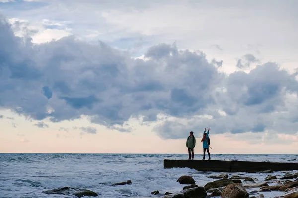 Couple standing on the dock — Stock Photo, Image