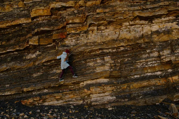 Woman climbs over the rocks — Stock Photo, Image