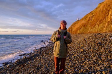 genç adam sahil üzerinde ayakta