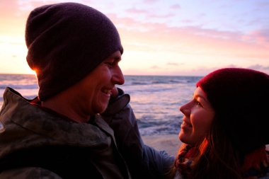 genç bir çift deniz kıyısı üzerinde