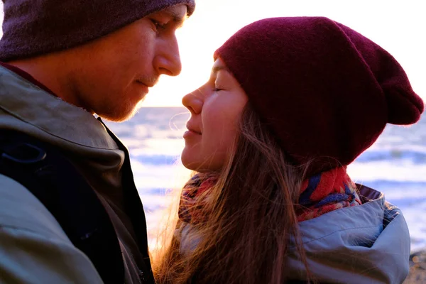 Jovem casal no litoral — Fotografia de Stock